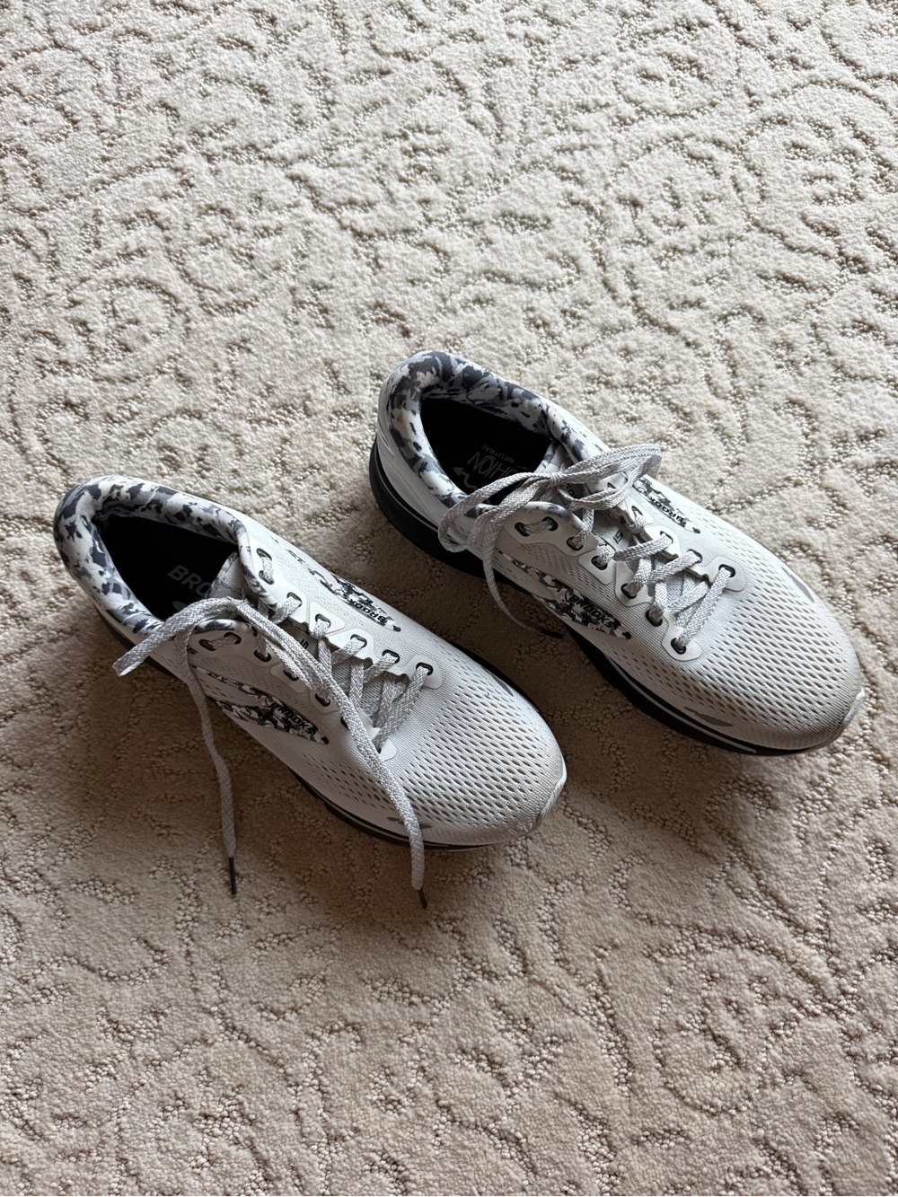 Brooks Women’s Size 10 Ghost 15 Running Shoe in White and Black. - Picture 9 of 10
